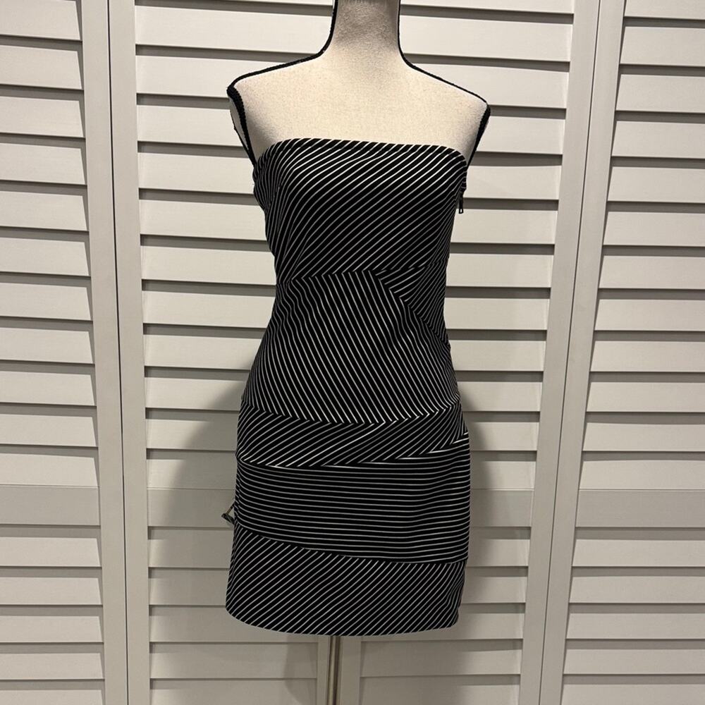 Banana Republic Strapless Black and White Dress with all the way side zipper.